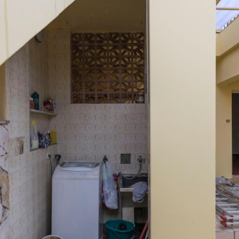 Casa à venda com 350m², 3 quartos e 2 vagasFundos - Área de serviço