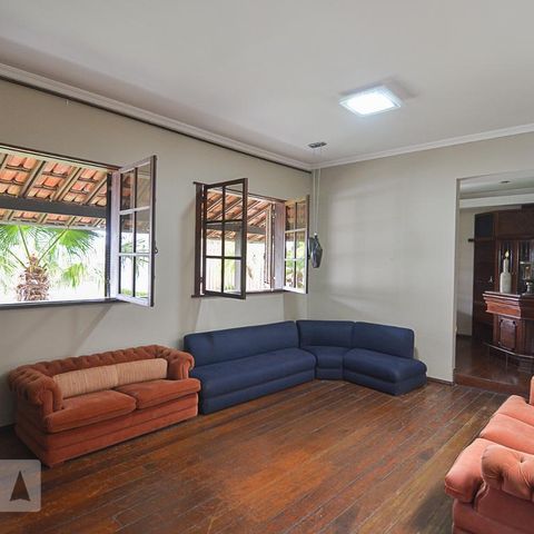 Casa à venda com 760m², 6 quartos e 8 vagasSala