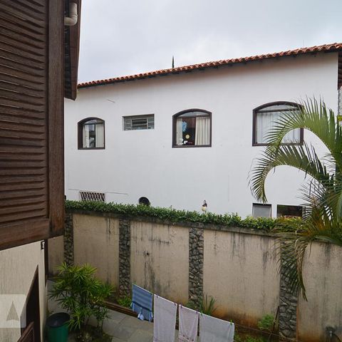 Casa à venda com 760m², 6 quartos e 8 vagasVista