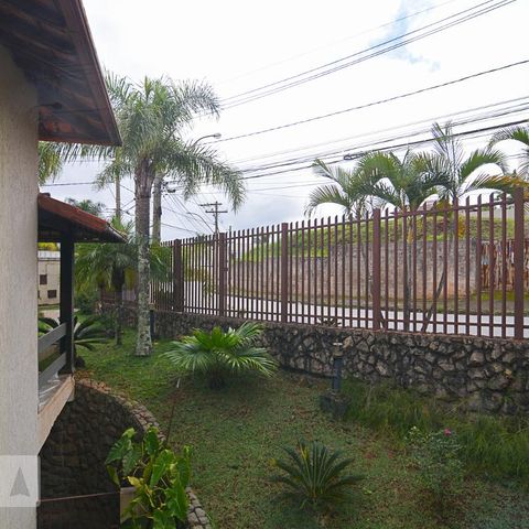 Casa à venda com 760m², 6 quartos e 8 vagasVista