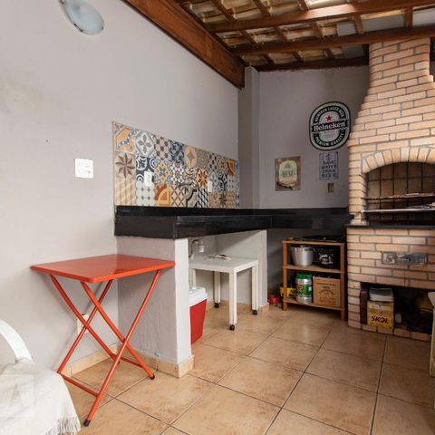 Casa à venda com 130m², 3 quartos e 2 vagasFundos - Churrasqueira 