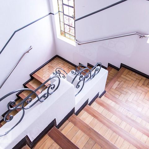Casa para alugar com 350m², 7 quartos e 8 vagasEscada