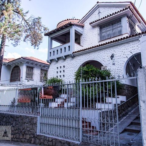 Casa para alugar com 350m², 7 quartos e 8 vagasFachada