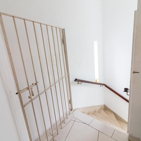 Casa para alugar com 232m², 3 quartos e 3 vagasEscada - quartos