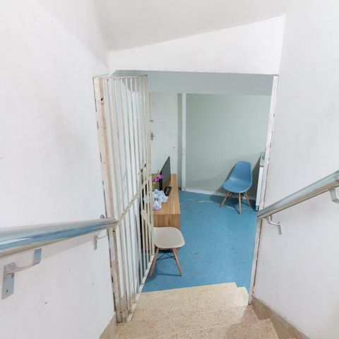 Casa para alugar com 232m², 3 quartos e 3 vagasEscada - cozinha
