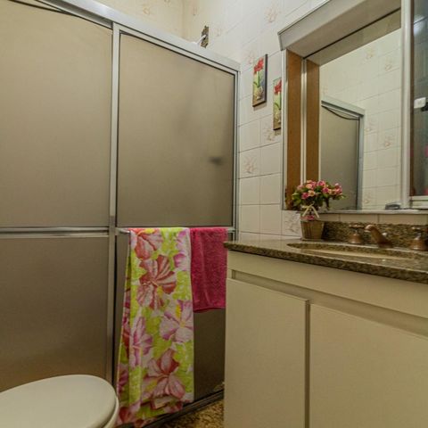 Casa à venda com 220m², 3 quartos e 2 vagasBanheiro