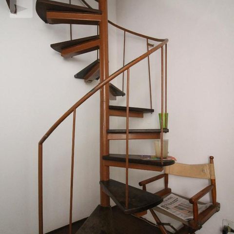 Casa para alugar com 170m², 4 quartos e 2 vagasEscada
