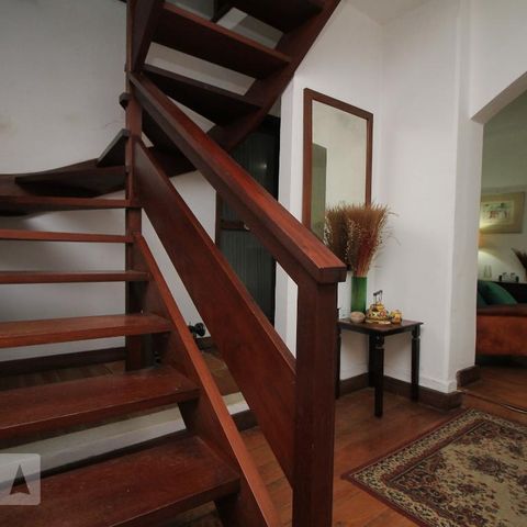 Casa para alugar com 170m², 4 quartos e 2 vagasEscada