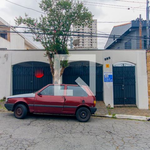 Casa à venda com 300m², 4 quartos e 2 vagasFachada - Placa Quinto Andar