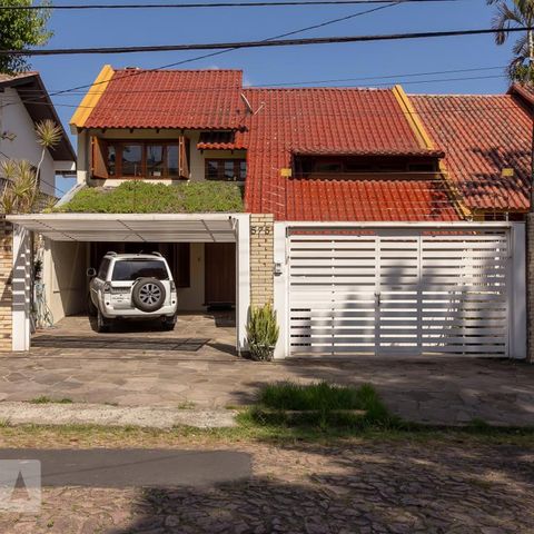 Casa à venda com 350m², 4 quartos e 3 vagasFachada