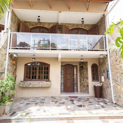 Casa para alugar com 265m², 4 quartos e 2 vagasFachada