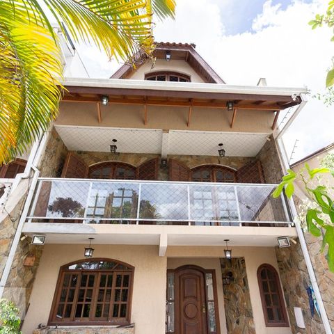 Casa para alugar com 265m², 4 quartos e 2 vagasFachada