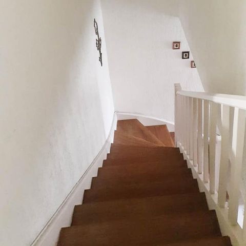 Casa à venda com 140m², 3 quartos e 1 vagaEscada de acesso ao segundo andar 