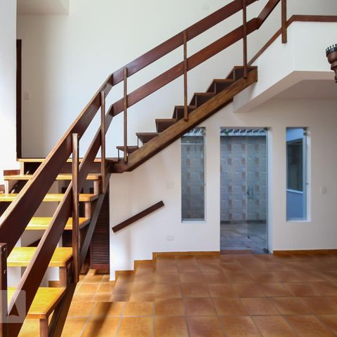 Casa à venda com 300m², 5 quartos e 3 vagasEscada para os quartos