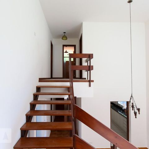 Casa à venda com 300m², 5 quartos e 3 vagasEscada para os quartos