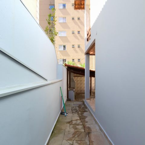 Casa à venda com 300m², 5 quartos e 3 vagasCorredor do quintal
