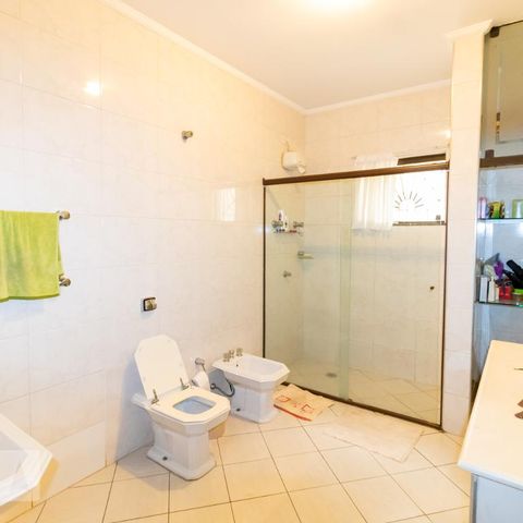 Casa à venda com 330m², 4 quartos e sem vagaBanheiro da Suíte 1