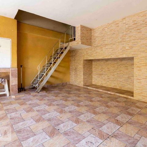 Casa à venda com 125m², 8 quartos e 2 vagasGaragem - Escada de Acesso Imóvel 