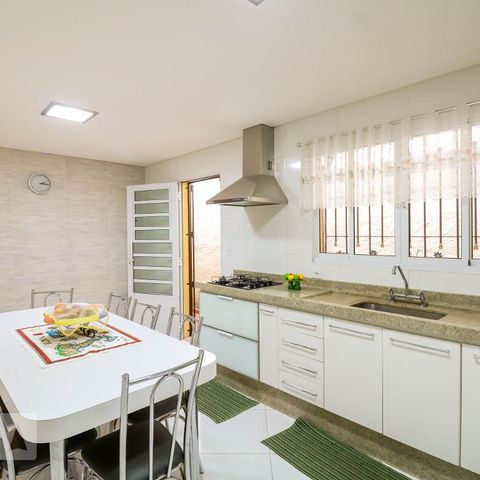 Casa para alugar com 250m², 3 quartos e 2 vagasCozinha