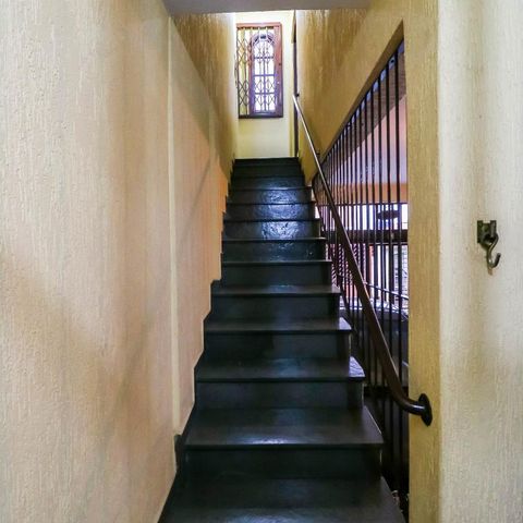 Casa para alugar com 250m², 3 quartos e 2 vagasEscada