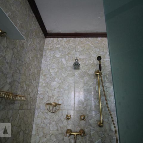 Casa para alugar com 500m², 5 quartos e 4 vagasChuveiro
