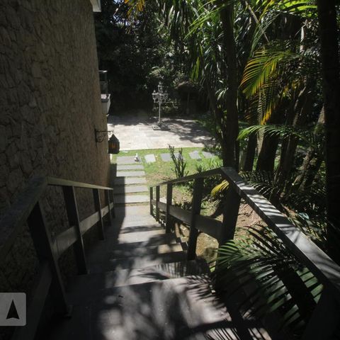 Casa para alugar com 500m², 5 quartos e 4 vagasEscada
