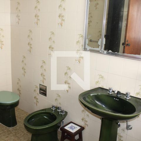 Casa à venda com 210m², 5 quartos e 2 vagasBanheiro da Suíte
