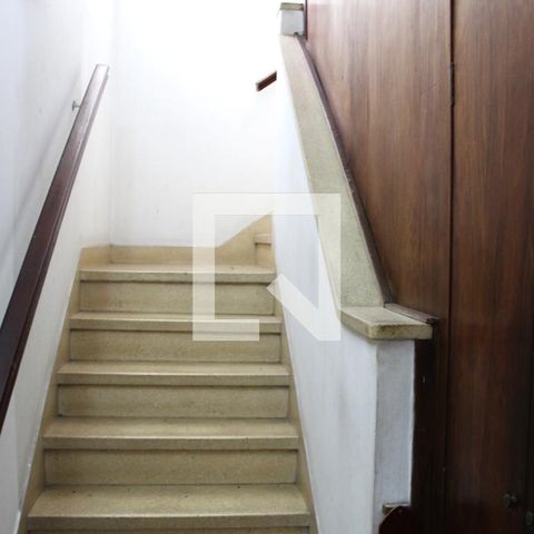 Casa à venda com 210m², 5 quartos e 2 vagasEscada