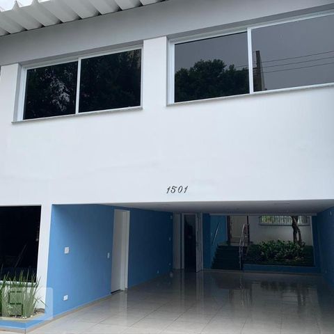 Casa para alugar com 400m², 6 quartos e 4 vagasFachada