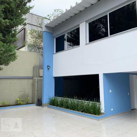 Casa para alugar com 400m², 6 quartos e 4 vagasFachada