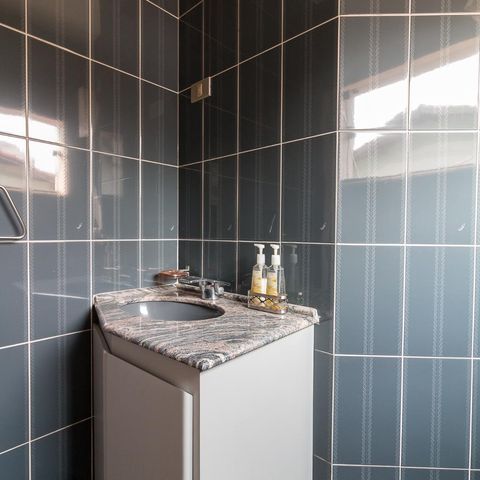 Casa à venda com 326m², 3 quartos e 6 vagasBanheiro escritório e sala de TV