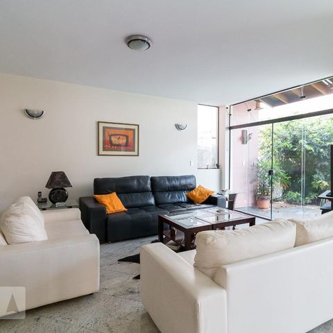 Casa à venda com 326m², 3 quartos e 6 vagasSala de estar
