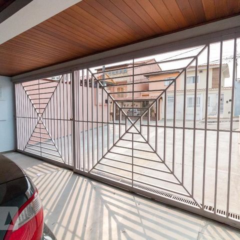 Casa à venda com 326m², 3 quartos e 6 vagasGaragem - portão automático