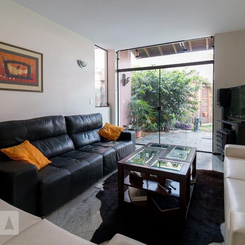 Casa à venda com 326m², 3 quartos e 6 vagasSala de estar