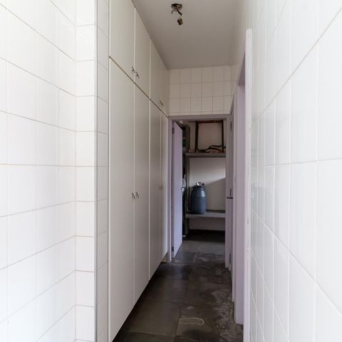 Casa à venda com 326m², 3 quartos e 6 vagasÁrea de serviço - corredor
