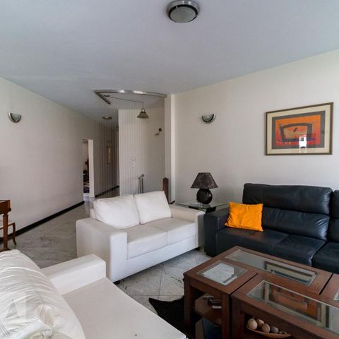 Casa à venda com 326m², 3 quartos e 6 vagasSala de estar