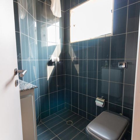 Casa à venda com 326m², 3 quartos e 6 vagasBanheiro escritório e sala de TV