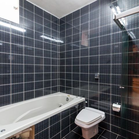 Casa à venda com 326m², 3 quartos e 6 vagasBanheiro quarto 2 suíte