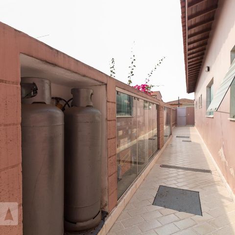 Casa à venda com 326m², 3 quartos e 6 vagasÁrea externa lateral