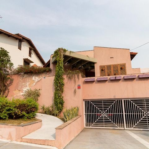 Casa à venda com 326m², 3 quartos e 6 vagasFachada da casa