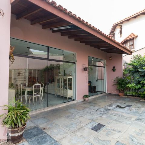 Casa à venda com 326m², 3 quartos e 6 vagasFachada da casa- fundos