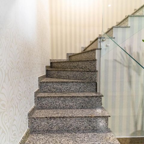 Casa à venda com 200m², 3 quartos e 6 vagasEscada