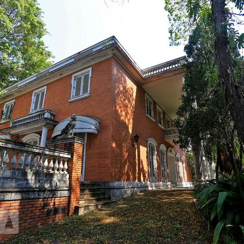 Casa à venda com 900m², 4 quartos e 4 vagasFachada