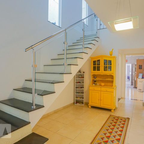 Casa à venda com 192m², 3 quartos e 4 vagasEscada