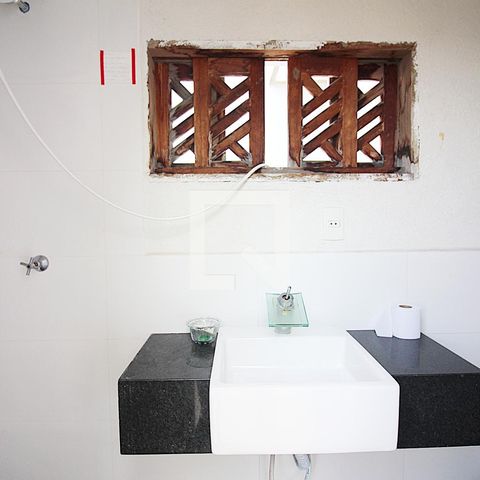 Casa para alugar com 330m², 8 quartos e 5 vagasBanheiro de serviço