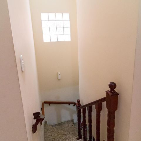 Casa à venda com 183m², 3 quartos e 2 vagasEscadas