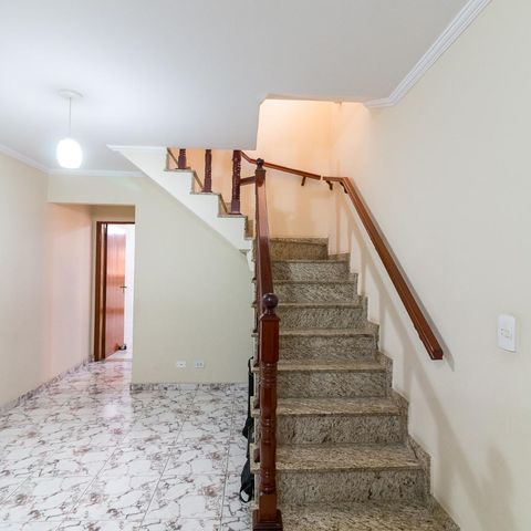 Casa à venda com 183m², 3 quartos e 2 vagasEscadas