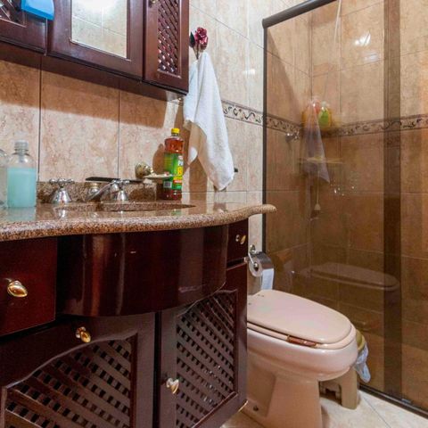 Casa à venda com 218m², 3 quartos e 5 vagasBanheiro Corredor