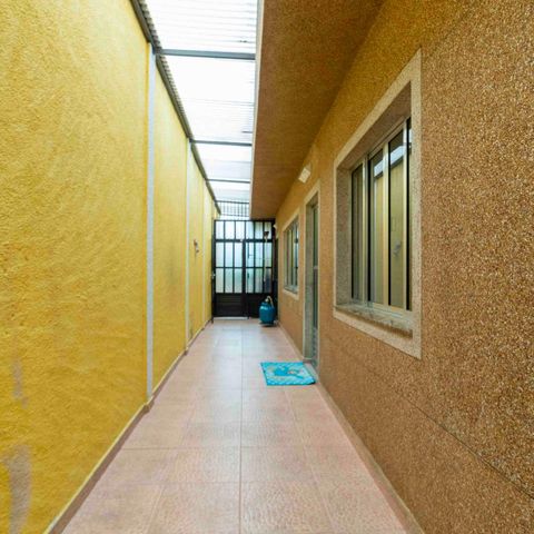 Casa à venda com 218m², 3 quartos e 5 vagasCorredor Externo