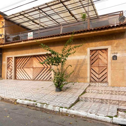 Casa à venda com 218m², 3 quartos e 5 vagasFachada